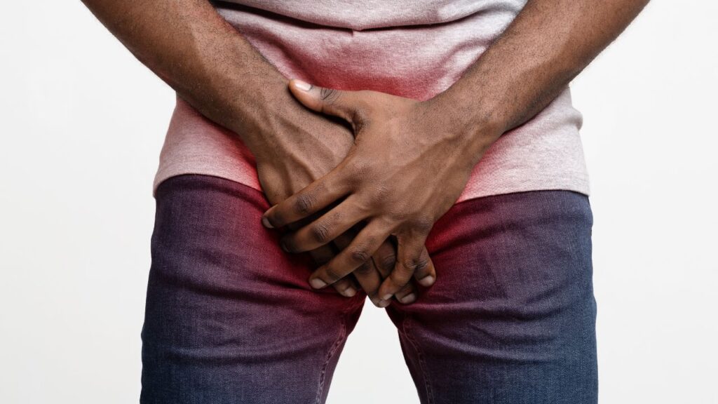 homem com as mãos na região do pênis