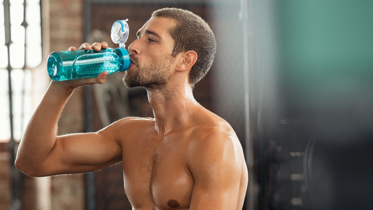 homem moreno na academia