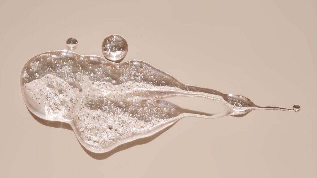 lubrificante em gel em um fundo rosa claro