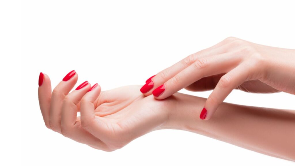 mãos com unhas pintadas de vermelho