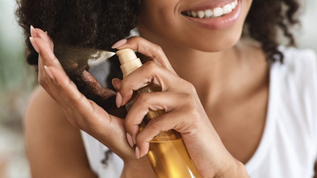 mulher aplicando sérum no cabelo