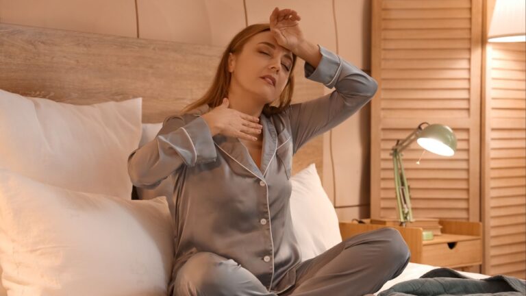 mulher na cama com calor com perimenopausa
