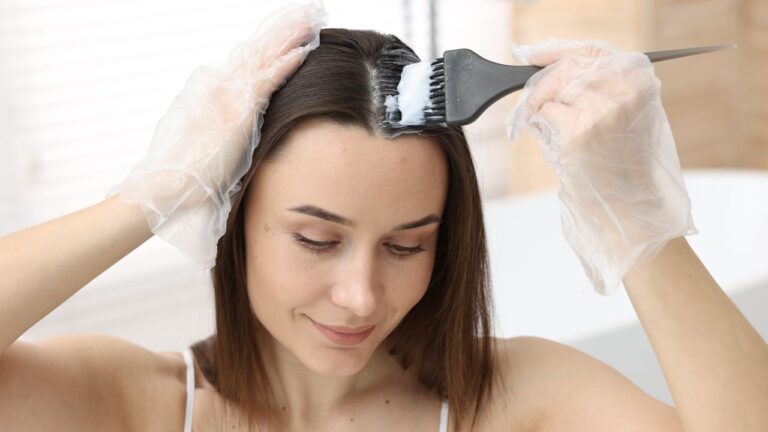 mulher pintando o cabelo em casa