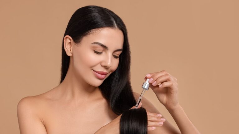 mulher usando óleo capilar no cabelo