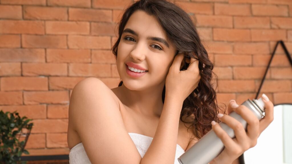 mulher aplicado perfume capilar