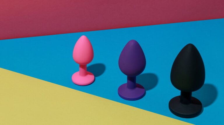 plug anal rosa, roxo e preto