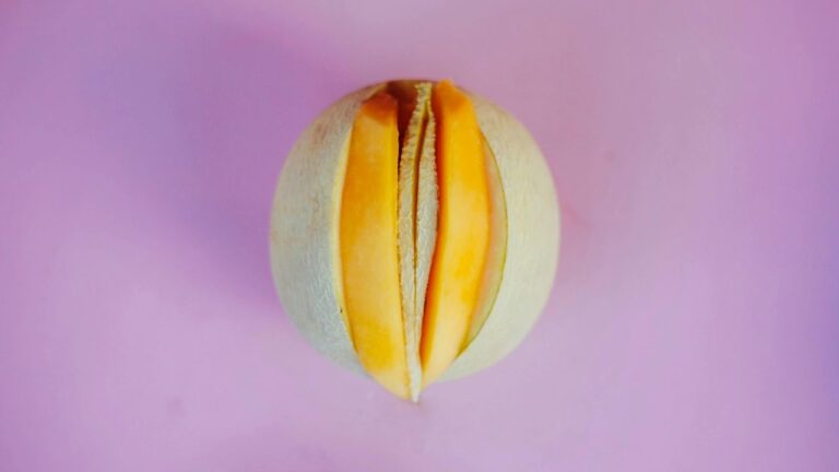 fruta em um fundo roxo representando vagina