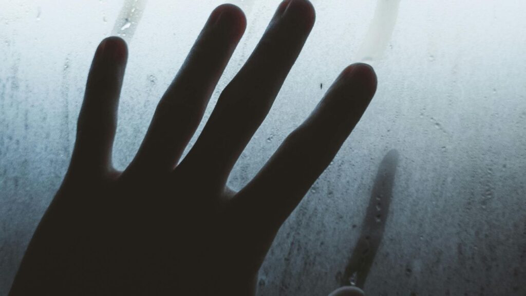 vidro embaçado do carro com uma mão