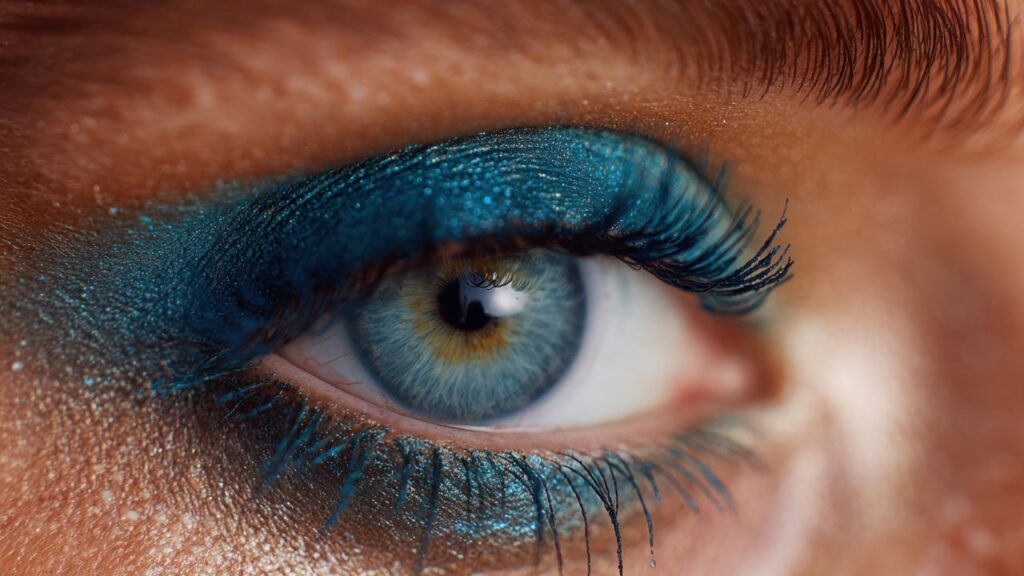 olho azul com sombra azul