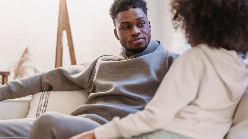 casal conversando sobre crise no casamento