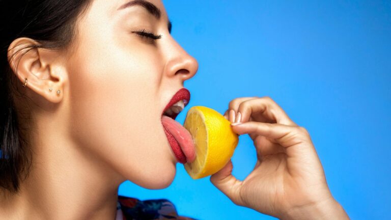mulher chupando limão usando técnica de cunilingua