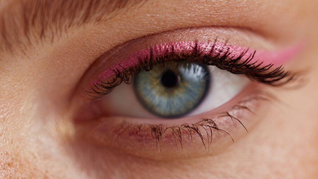 olho azul com delineado rosa