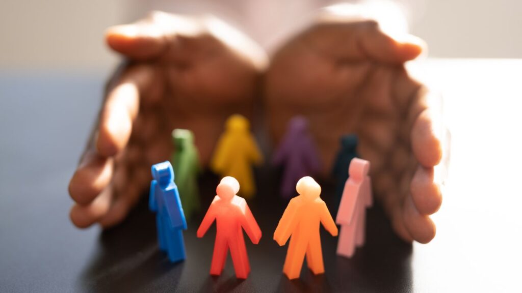 mãos e bonecos coloridos para ilustrar diversidade sexual