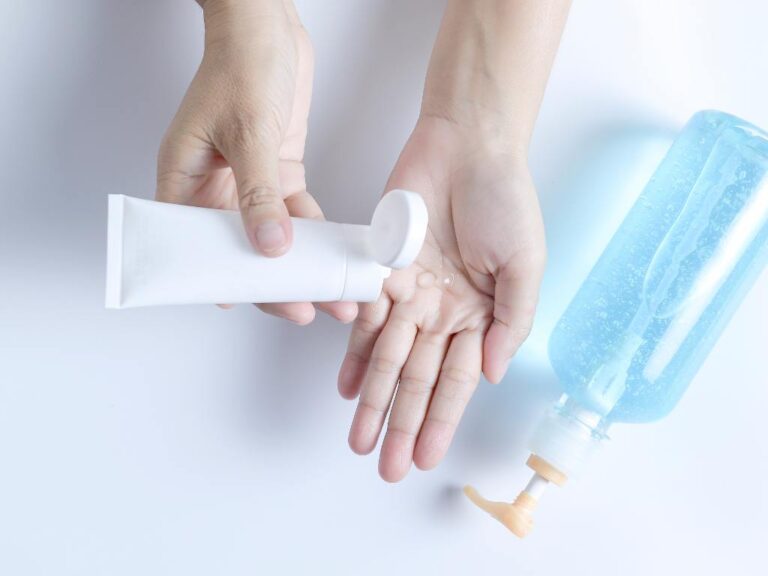 Pessoa aplicando gel na palma da mão