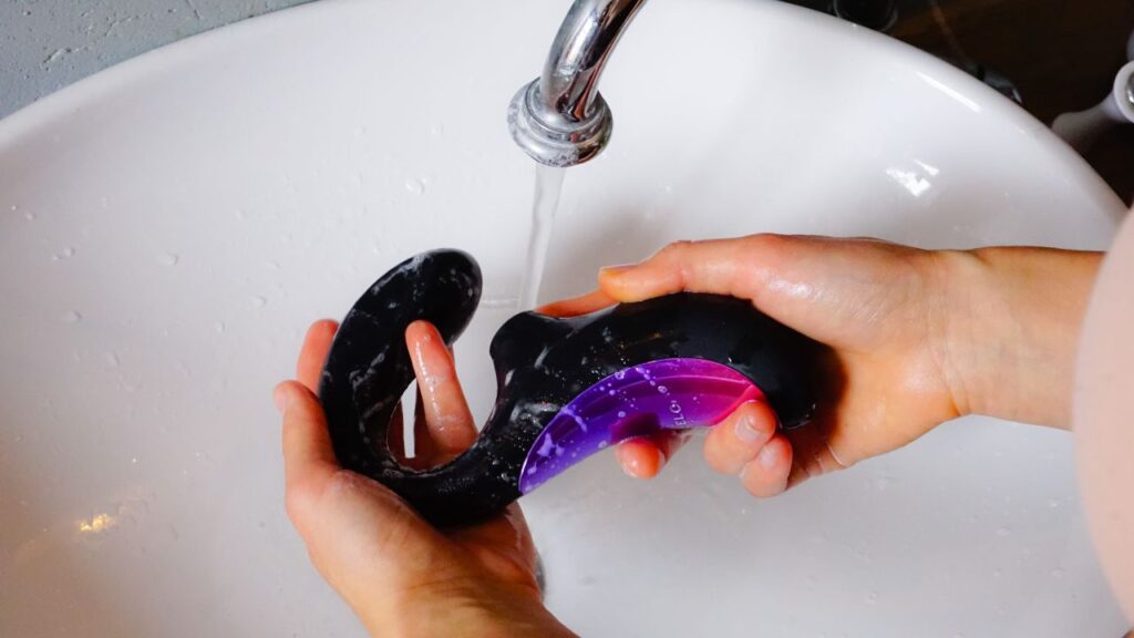 pessoa lavando sex toy