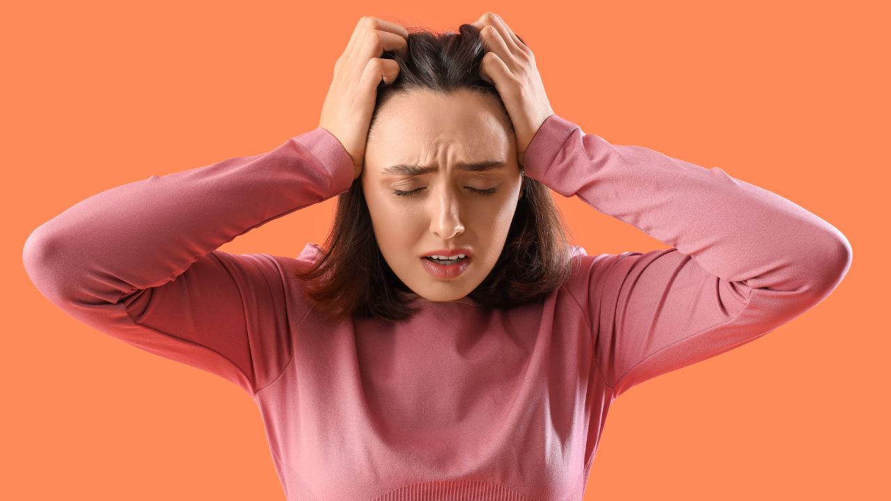 mulher com mãos na cabeça cansada de misoginia