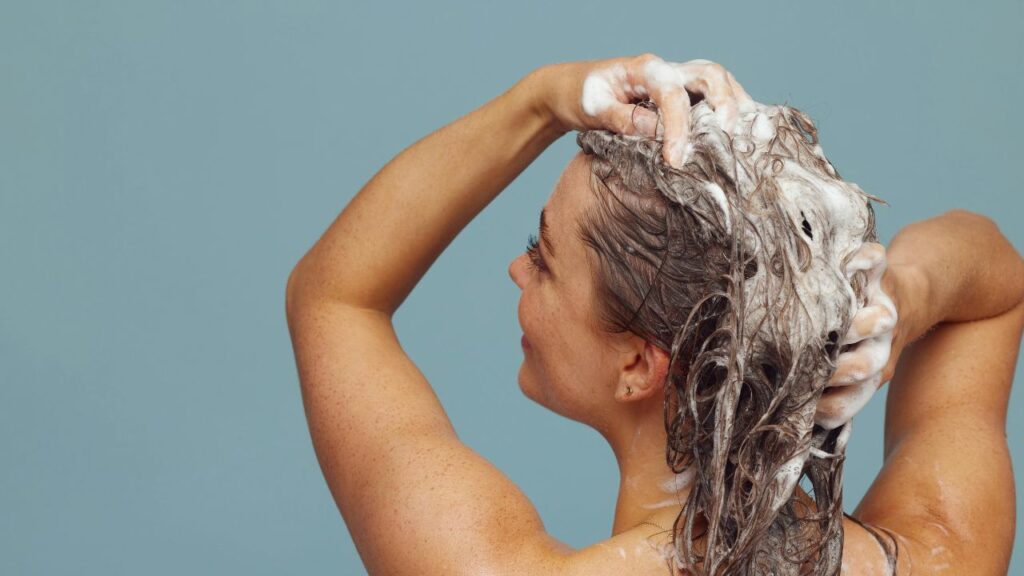 mulher lavando o cabelo