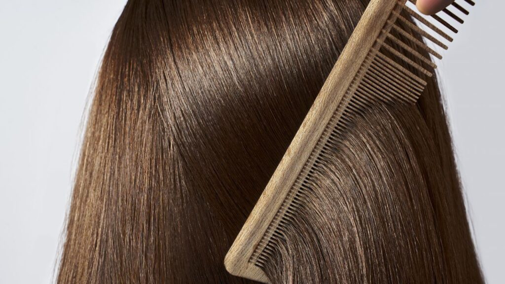 mulher penteando cabelo