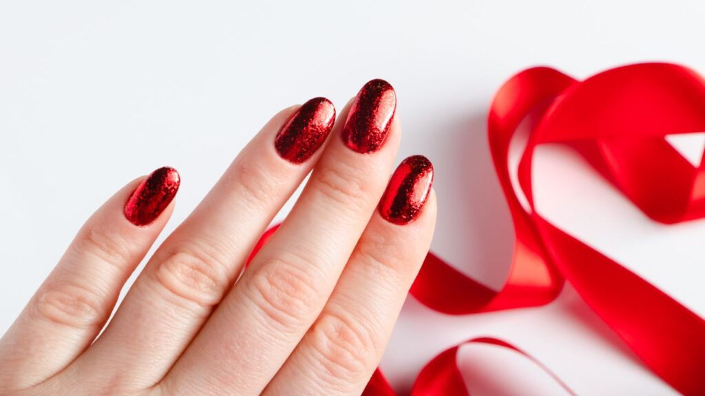 unhas vermelhas cintilantes