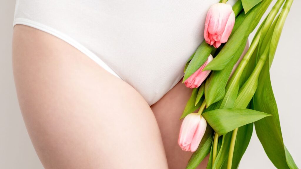 virilha de mulher e flores pronta para fazer esfoliação na virilha