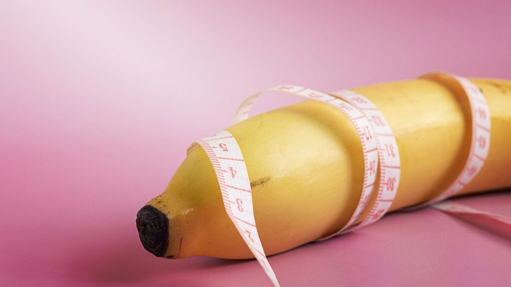 banana com fita métrica enrolada representando como medir pênis para saber o tamanho certo da camisinha