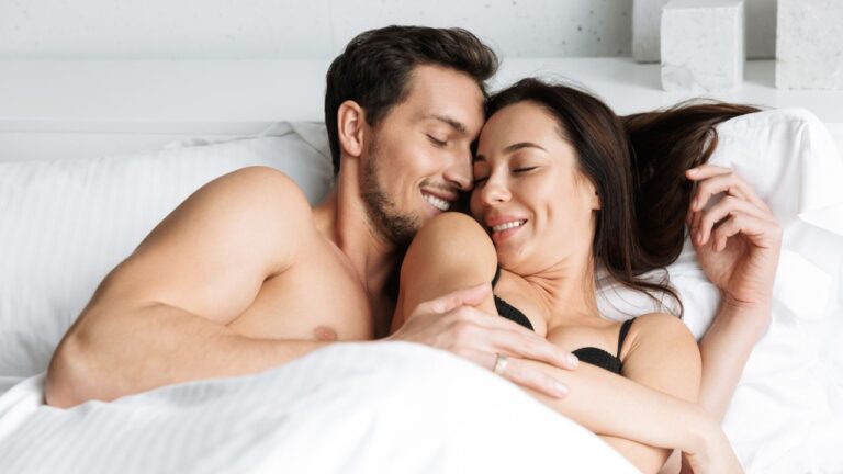 casal na cama abraçados depois do sexo anal praticando aftercare