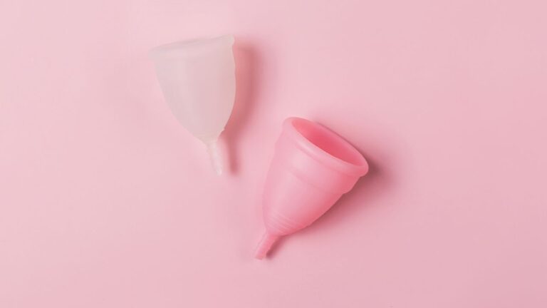 dois coletores menstruais em fundo rosa