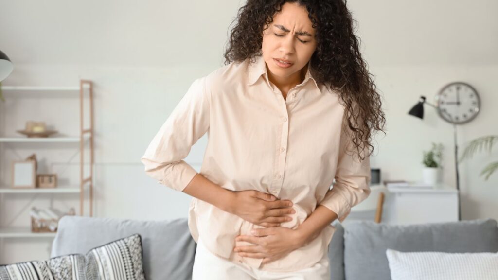 mulher com dor na barriga com dor no baixo ventre