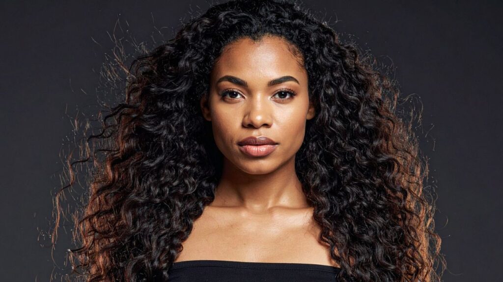 mulher negra de cabelo cacheado