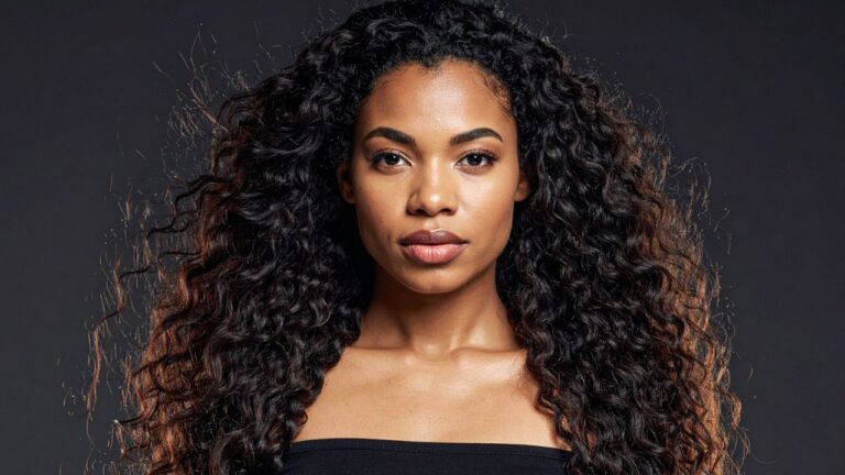 mulher negra de cabelo cacheado