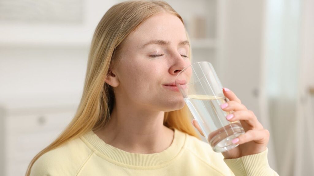 mulher loira tomando Psyllium 