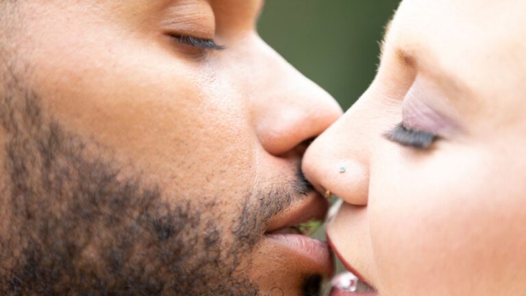 casal beijando praticando Petting