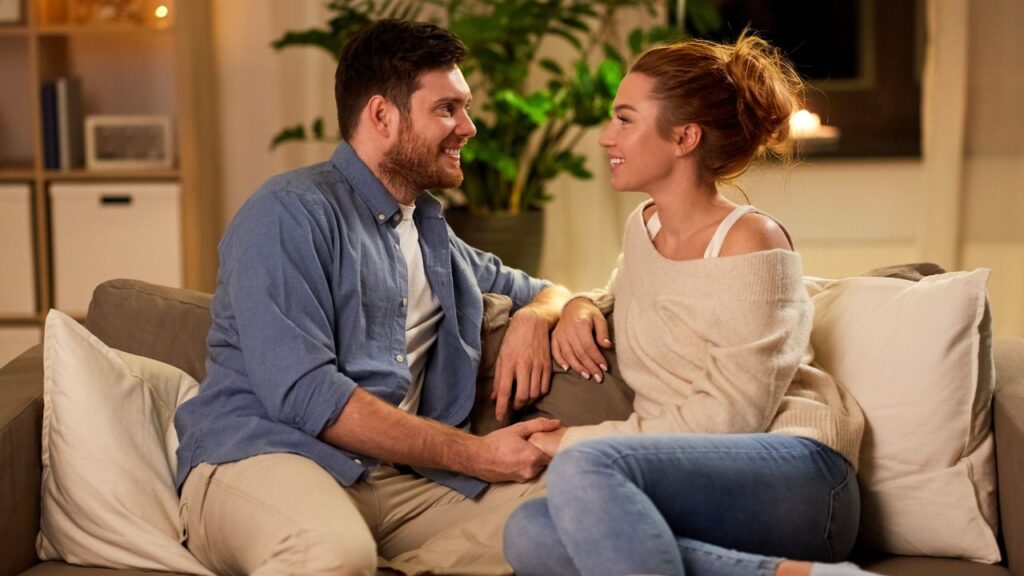 casal conversando no sofá