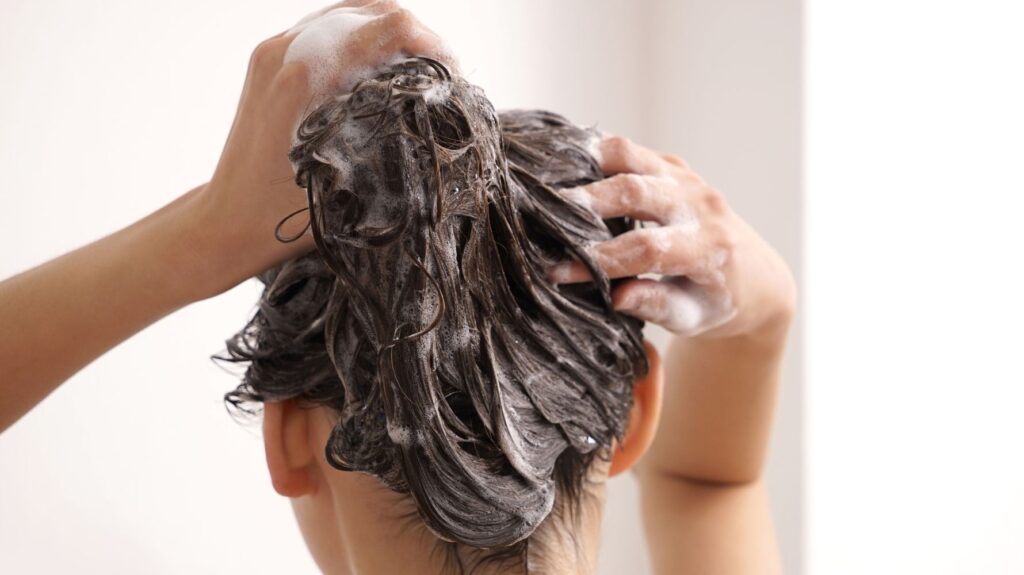 mulher lavando cabelo no banho