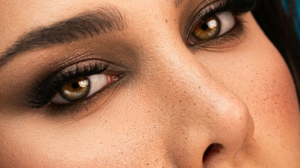 olhos de mulher com maquiagem preta