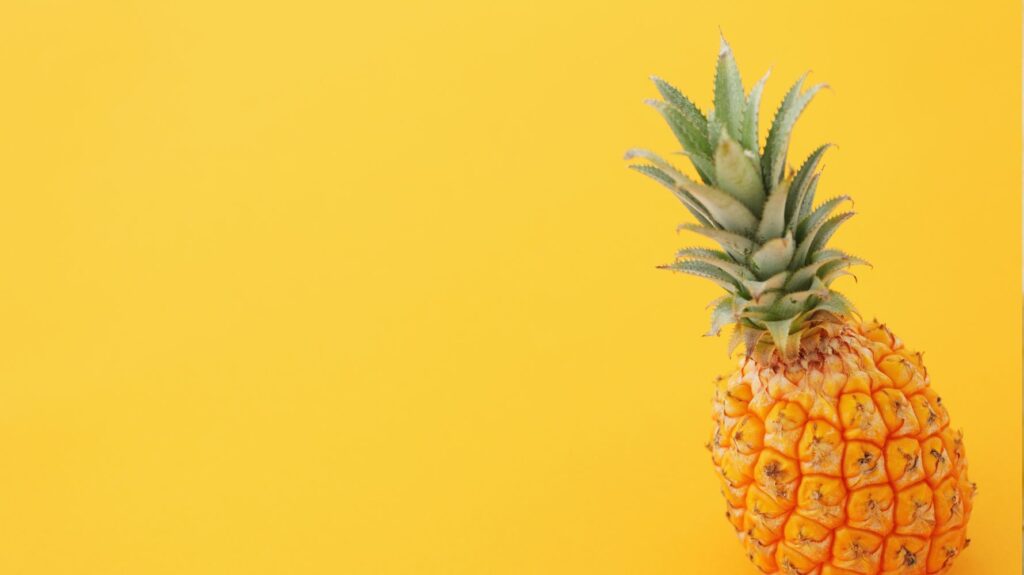 abacaxi no fundo amarelo