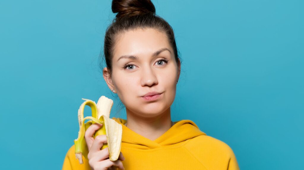 mulher comendo banana