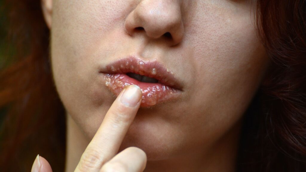 mulher aplicando esfoliante labial
