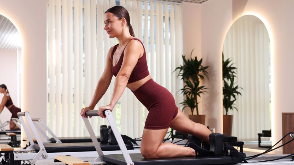 mulher fazendo pilates para melhorar escape de xixi