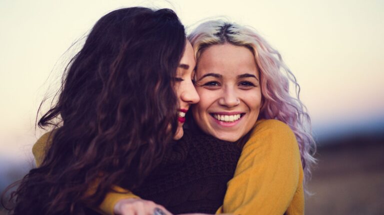 mulheres se abraçando para ilustrar um post sobre o que é ser sáfica