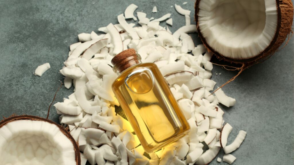 frasco de óleo de coco, raspas de coco e coco