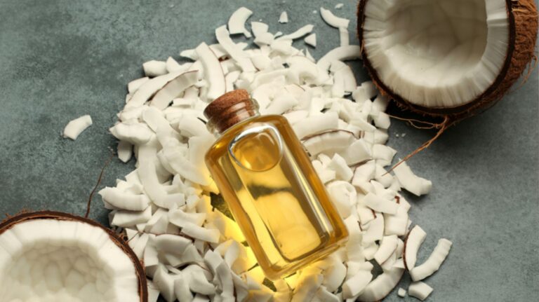 frasco de óleo de coco, raspas de coco e coco