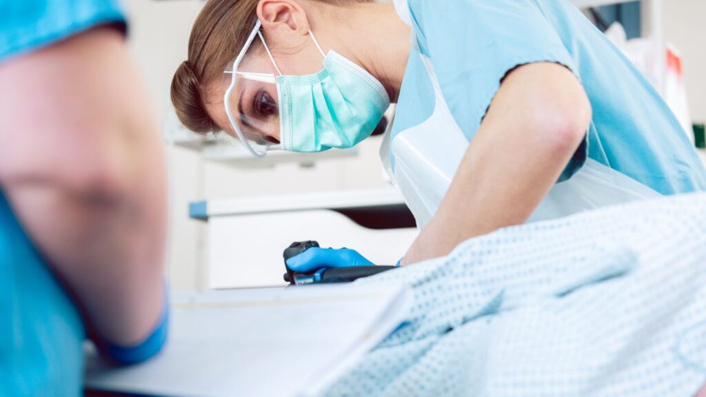 médica proctologista examinando paciente