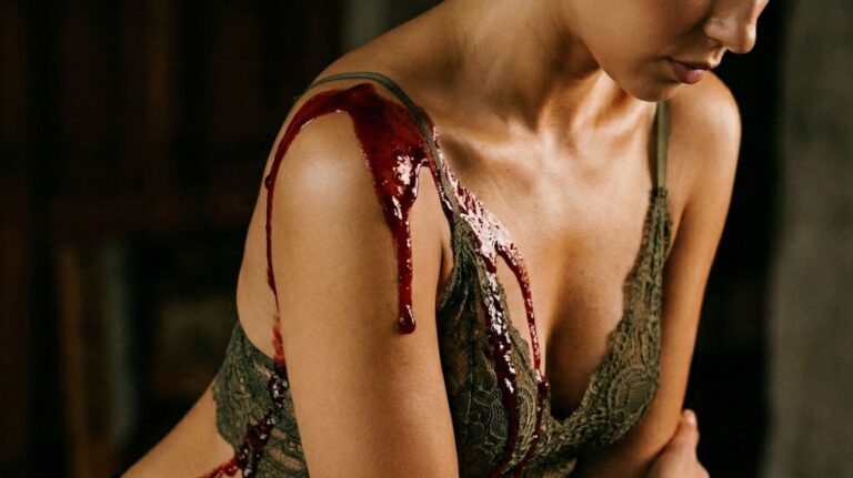 mulher de lingerie verde com calda vermelha no corpo para praticar sploshing
