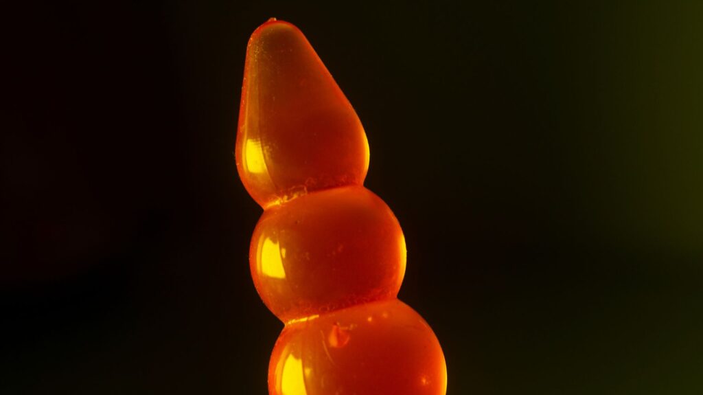 plug anal escalonado vermelho em fundo preto