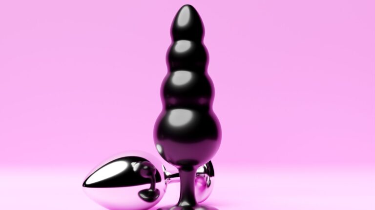 plug anal escalonado preto e plug de metal atrás