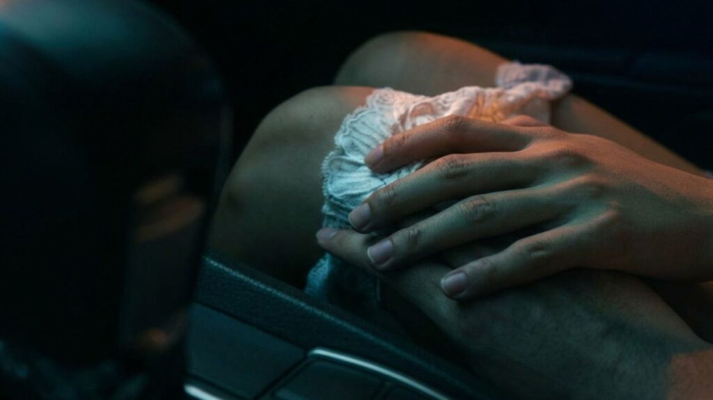 mão de homem baixando calcinha de mulher no carro