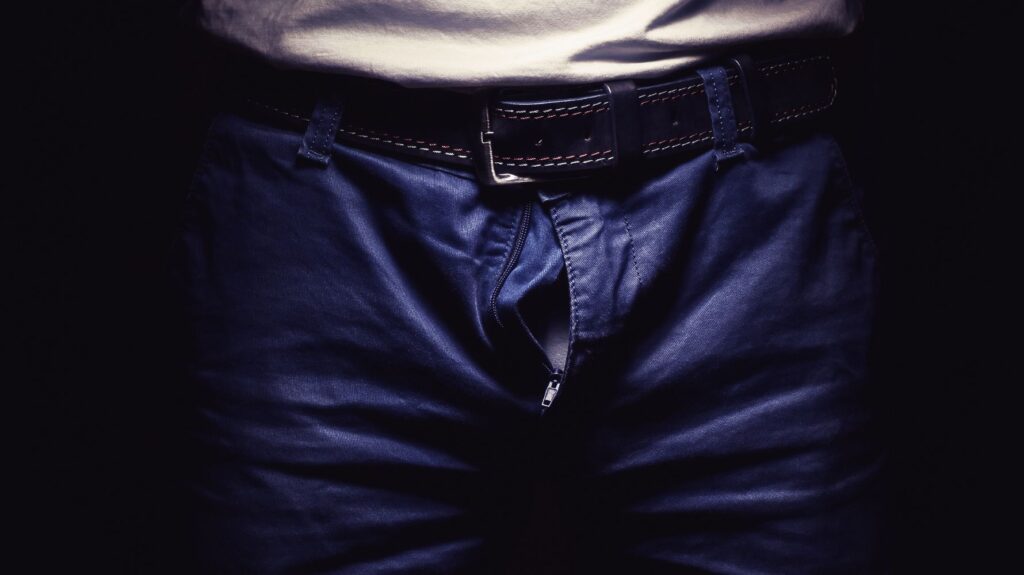 calça de homem com ziper aberto para a mulher masturbar