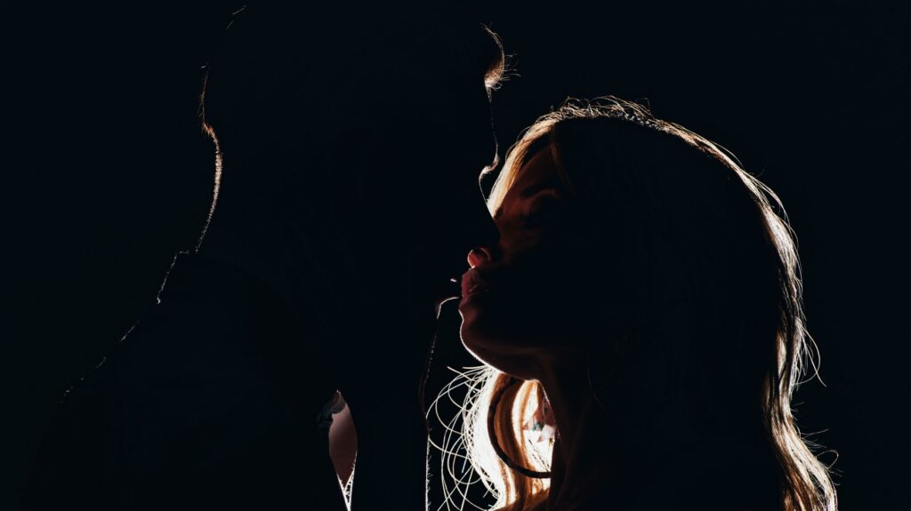casal se beijando no escuro