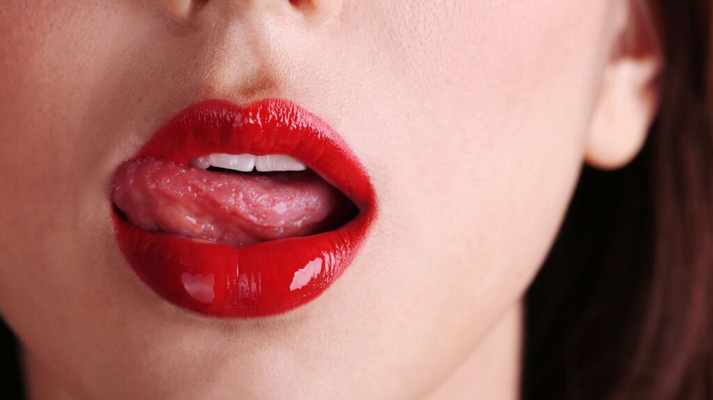 mulher com batom vermelho